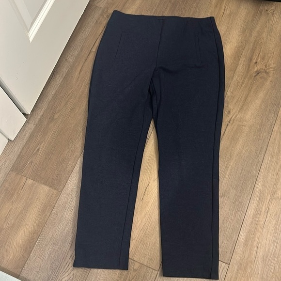 Chicos Charcoal Gray Straight Leg Pull On Stretch Ankle Pants Size 1.5/Med - Picture 1 of 6